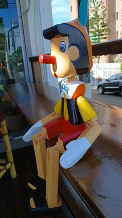 Enfeite Pinóquio Articulado Color 50 cm (com Avaria na Pena ) - Toko Artesanato e Decorações