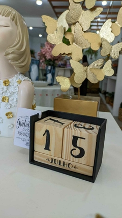 CALENDÁRIO PERMANENTE COM TAG QUE OS DIAS FELIZES...8X11X6 - Toko Artesanato e Decorações