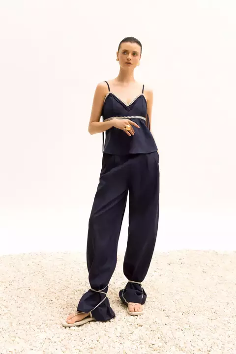 CONJ.BLUSA RODADA C/ DECOTE V E CALÇA RETA - comprar online
