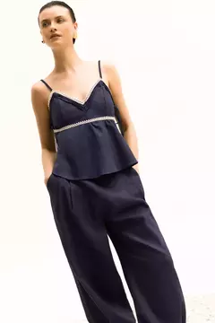 CONJ.BLUSA RODADA C/ DECOTE V E CALÇA RETA - OLIVIA Ecommerce