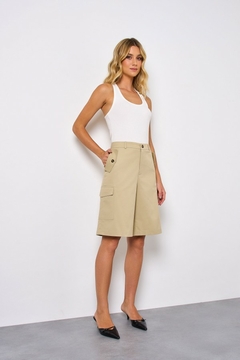 BERMUDA COM BOLSO EM SARJA PREMIUM