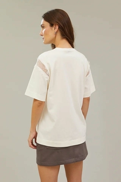 CAMISETA OVERSIZE COM DETALHE RENDA na internet