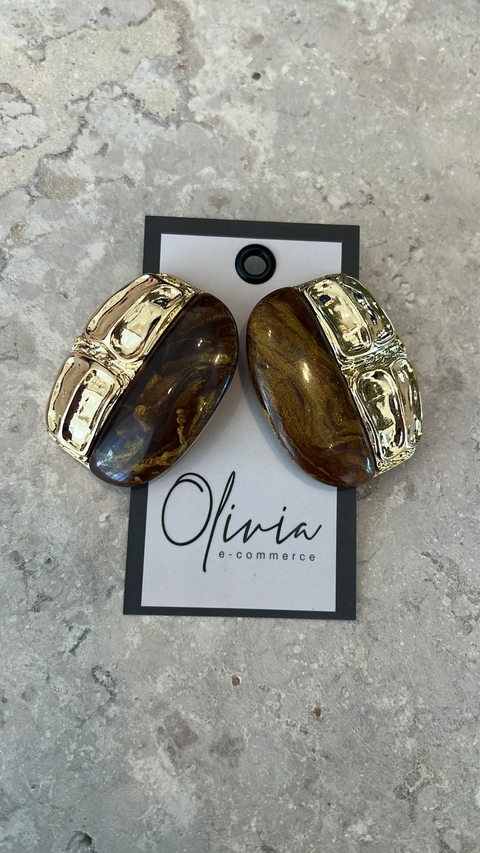 BRINCO DOURADO E RESINA