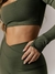 CROPPED MANGA LONGA VERDE MILITAR na internet