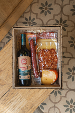 Caja Amistad + vino “3 Sapas” en internet