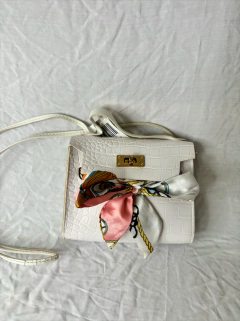 Bolsa branca pequena transversal croco com lenço * Coquette - comprar online