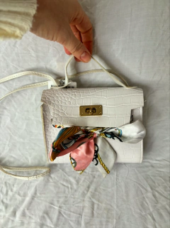 Bolsa branca pequena transversal croco com lenço * Coquette