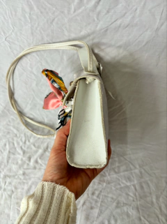 Bolsa branca pequena transversal croco com lenço * Coquette - loja online