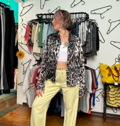 Camisa cetim manga longa prateada metalizada animal print onça * M/G - comprar online
