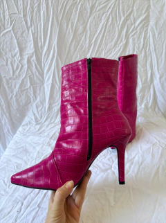 Bota cano médio scarpin rosa couro croco barbie * N 39 - comprar online