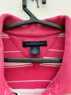 Camisa polo baby tee esportiva rosa listrada Tommy Hilfiger importada * p/m brechó - comprar online