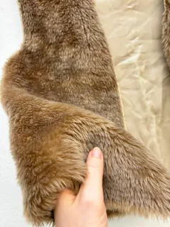 Colete peluciado pelinhos tom terroso frio * N M/G brechó na internet