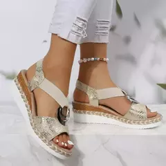 Imagem do Sandálias de cunha com fivela de metal para mulheres peep toe cinta metalizado