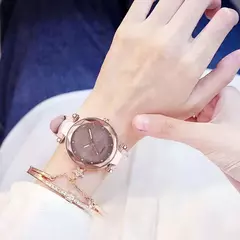 Relógios casuais femininos românticos estrelados céu relógio pulseira de couro na internet