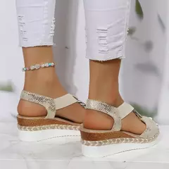 Sandálias de cunha com fivela de metal para mulheres peep toe cinta metalizado na internet