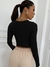 Imagem do Cropped com decote V