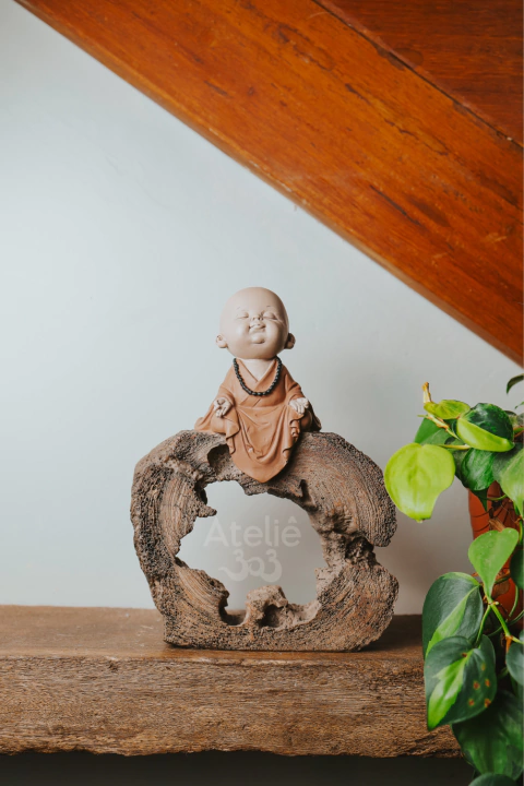 Monge Meditando no Tronco: Serenidade e Espiritualidade em Sua Casa