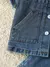 Conjunto Jeans Bebê Style para meninos de 1 a 3 anos com camiseta polo e jaqueta jeans moderna;
Jaqueta jeans infantil confortável do Conjunto Jeans Bebê Style para bebê menino;
Camiseta polo infantil manga curta do Conjunto Jeans Bebê Style em tecido lev