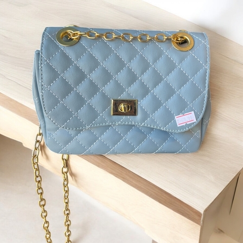 Bolsa Feminina Azul Matelassê com Alça de Corrente Dourada – Toque Sofisticado