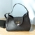 Bolsa Preta de Ombro com Fecho Dourado – Elegância e Conforto no Seu Dia - comprar online