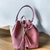 Bolsa Feminina Rosa Bucket com Alça Curta e Detalhe Colorido – Estilo e Charme