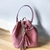 Bolsa Feminina Rosa Bucket com Alça Curta e Detalhe Colorido – Estilo e Charme - comprar online