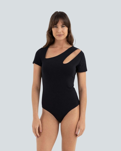 Body manga curta de algodão na cor preta, com detalhe em recorte no ombro, modelo ajustado.