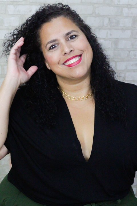 BLUSA PRETA COM DECOTE EM V C/ CORRENTE