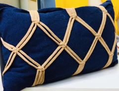 Capa Almofada Baguete Azul com Caramelo