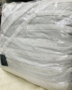 Capa de Almofada Fuzzy 45cm x 45cm - comprar online