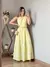 Modelo vestindo um conjunto tamanho P de linho amarelo claro, com um cropped regata e saia longa.