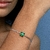 Pulseira Square com cristal verde e corrente de elos banhada em ródio branco