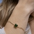 Pulseira Square com cristal verde e corrente de elos banhada em ouro 18k - comprar online