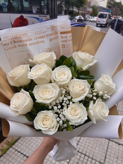 Ramo de 12 rosas blancas importadas - comprar online