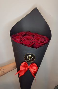 Ramo en forma de cono con rosas importadas