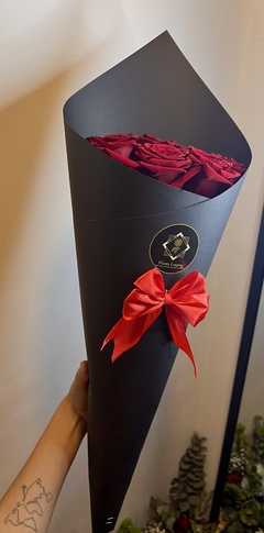 Ramo en forma de cono con rosas importadas - comprar online