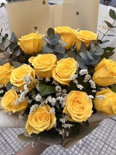 Ramo de 12 rosas importadas - comprar online