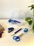 Delux Mini Set de Escritorio Azul con Estuche de Plástico Translúcido