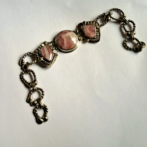 PULSERA EN ALPACA TRXTURADO ALAMBRE RETORCIDO CON TRES RODOCROCITAS