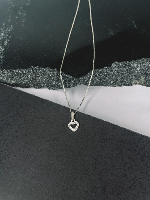 COLAR CORAÇÃO VAZADO CRAVEJADO