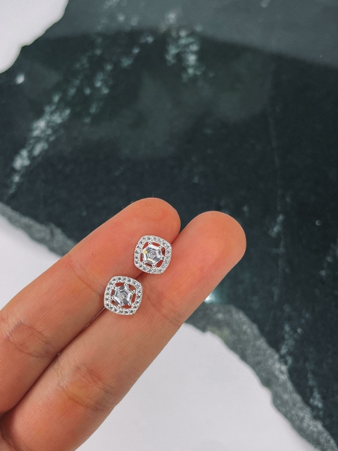 BRINCO QUADRADO CRAVEJADO