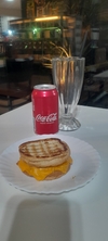 Tostado lomito y cheddar
