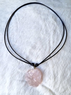 Colar ajustável pedra bruta quartzo rosa