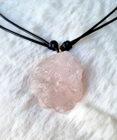 Colar ajustável pedra bruta quartzo rosa - comprar online
