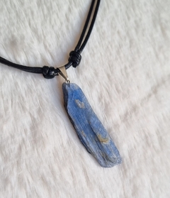 Colar ajustável de pedra cianita azul - comprar online