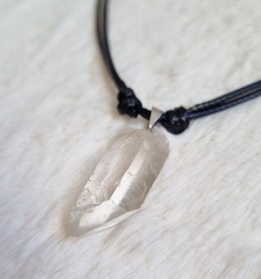 Colar ajustável de pedra cristal - comprar online