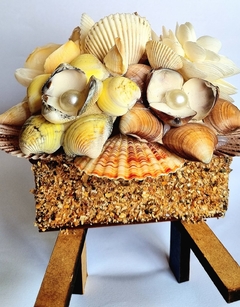 Carrinho de mão feito com conchas e mdf - comprar online