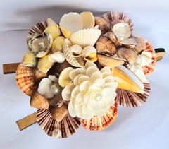 Carrinho de mão feito com conchas e mdf