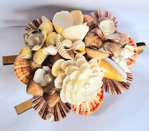 Carrinho de mão feito com conchas e mdf