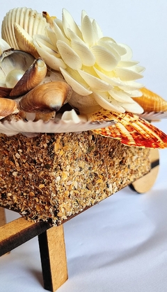 Carrinho de mão feito com conchas e mdf - BIJUTERIAS, ACESSÓRIOS E ARTESANATOS LEMBREI DE VOCÊ BEACH